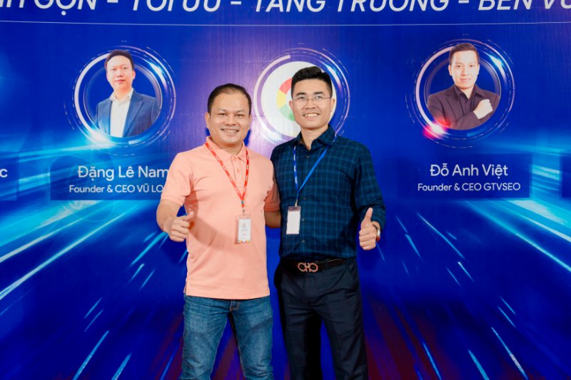 Anh Lê Hưng chụp ảnh cùng anh Eric Doan