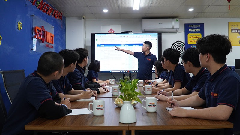 Top 15+ Công ty SEO uy tín, chuyên nghiệp tại Hà Nội, TPHCM năm 2026 Nhân sự Seo Việt họp chiến lược SEO AI và phân tích dữ liệu tại văn phòng